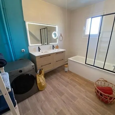 5 Bedroom House - 8 Single Beds בית נופש